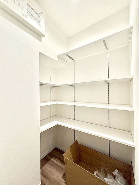 廊下収納。掃除道具や季節の小物を収納することができます。