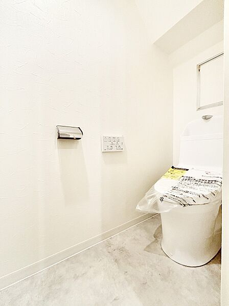 明るく清潔感のあるトイレです。  