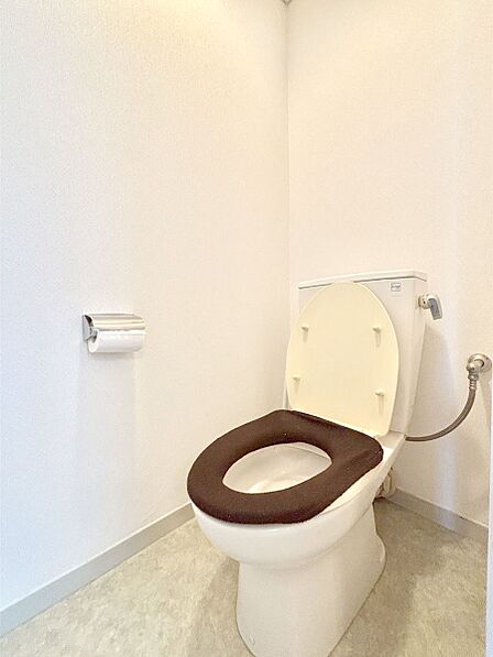 明るく清潔感のあるトイレです。