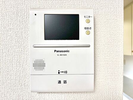 訪問者が一目でわかる安心のTVモニター付きインターホン。