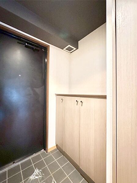 たっぷり収納できるシューズボックスで家族全員の靴も、玄関すっきり。  