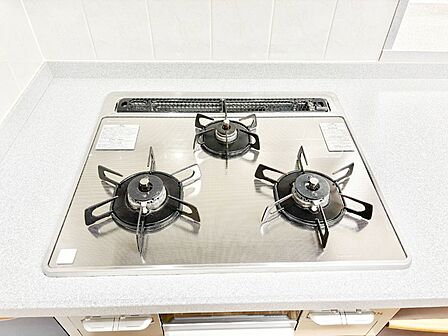 お弁当作りや調理をしながらちょっとした一品を加えたいときなどに便利な3口コンロ