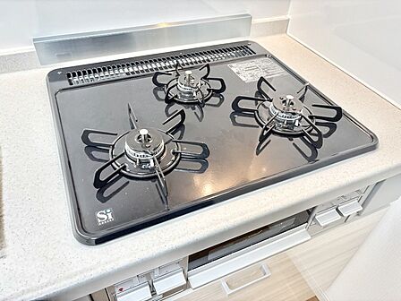 ガスコンロはSiセンサー搭載。火力調節や焦げ付き・消し忘れも防いでくれます。