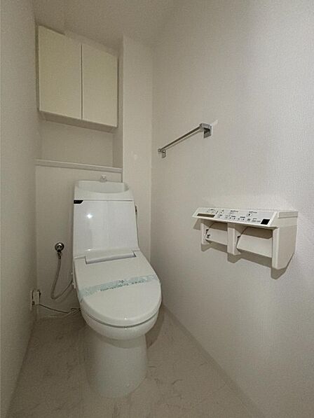 明るく清潔感のあるトイレです。  