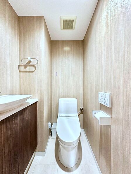 明るく清潔感のあるトイレです。