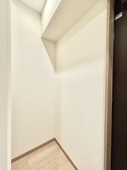 収納力あるシューズクロークの活用で玄関廻りはいつでもスッキリ