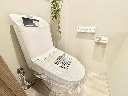 明るく清潔感のあるトイレです。