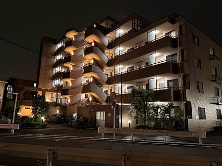 夜間も明るく、安心感のあるマンション