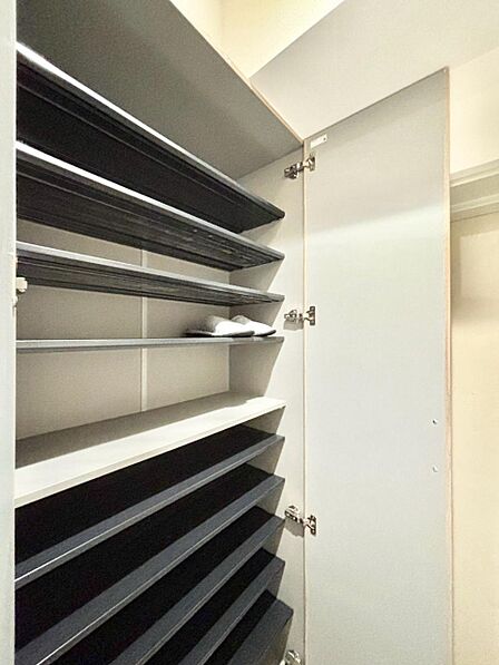 収納力ある下駄箱の活用で玄関廻りはいつでもスッキリ