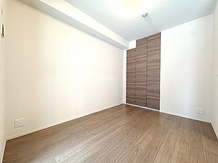 お子さまのお部屋としても!衣類の整理整頓に便利なクローゼット付きの洋室。
