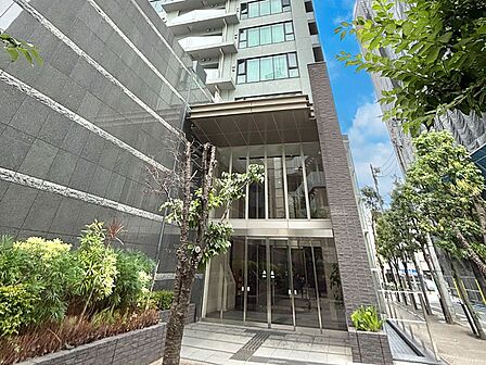 外観 綺麗なエントランスは、居住者を優しく迎えいれてくれます