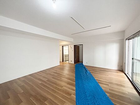 自然光が取り込まれ、家族団らんの場所を明るく演出