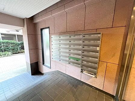 外観 綺麗なエントランスは、居住者を優しく迎えいれてくれます