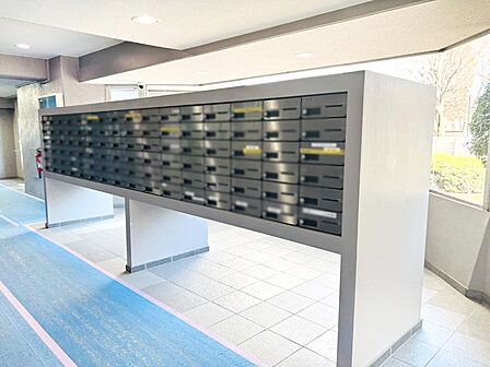 ポストはエントランス内にあるので雨に濡れず郵便が受け取れますね!