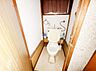 トイレ：明るく清潔感のあるトイレです。   