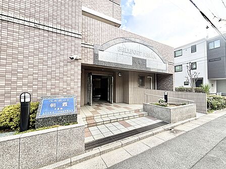 落ち着いた雰囲気のエントランス