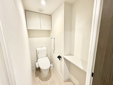 明るく清潔感のあるトイレです。
