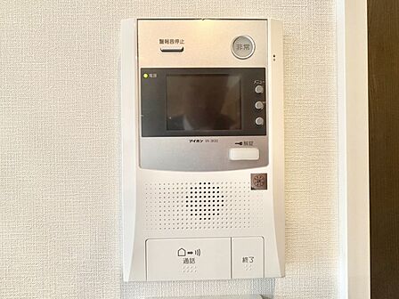 訪問者が一目でわかる安心のＴＶモニター付きインターホン。   