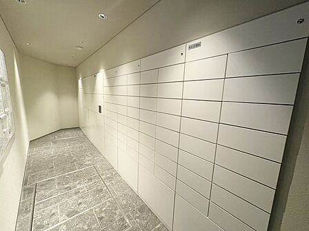 留守時のお荷物の受け取りもできる宅配ボックス付き
