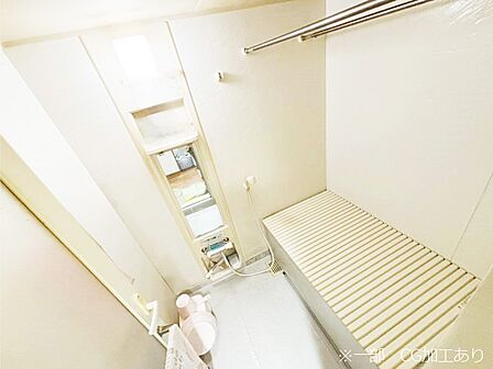 一日の疲れを癒してくれる明るい清潔感のあるバスルーム
