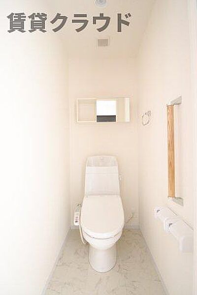 画像6:落ち着いたトイレは、上部の棚も便利です！