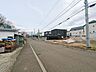 外観：前面道路含む現地写真
