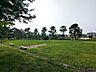 その他：【公園】青々と広がる芝生と緑豊かな木々に包まれた「発寒河畔公園」。開放感あふれる広々とした敷地は、のんびりとしたひとときや日常の運動習慣にぴったりの環境です