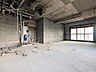室内：室内の全貌が見渡せる解体済みのコンクリート空間！広がりを感じる高天井とフラットな床面で、自由なレイアウト計画が可能です。壁や建具を最小限に抑えた引き算のプランで、予算を抑えて理想の居室を作れます♪