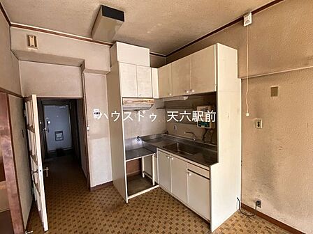 収納付きのキッチン。作業スペースが確保され、調理もしやすいレイアウトです