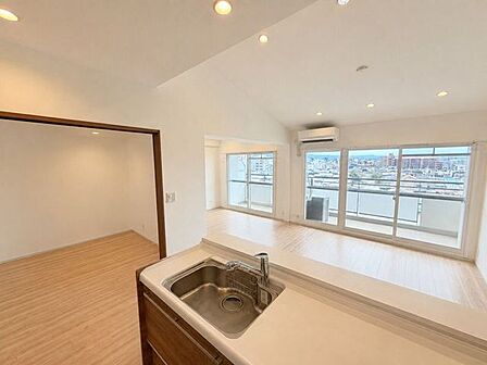 ※居住中の為、家具を消す画像処理を施しております。対面キッチンから南向きのLDKを一望。大きな窓から光が差し込み、家族が自然と集まりたくなる空間です。