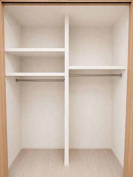 ※居住中の為、家具を消す画像処理を施しております。ゆとりある収納スペースを確保。ハンガーパイプ付きで、丈の長い衣類などもすっきり収納できます。