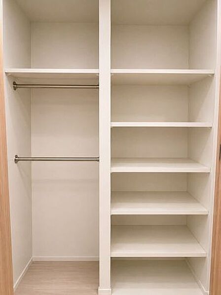 ※居住中の為、家具を消す画像処理を施しております。ハンガーパイプと棚を組み合わせた機能的な収納。衣類からバッグ、小物まで効率よく収納できます。