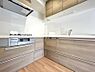 キッチン：L字型システムキッチンに充実した設備を備え、快適にお料理を楽しめる空間です♪