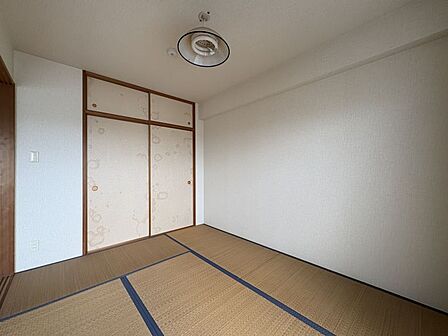 いぐさの香る和室でリラックスした毎日を♪収納たっぷりの押入れ付きです!