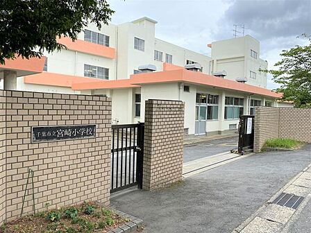 宮崎小学校まで 400m 徒歩約5分●よく感じ よく学び よく伸びる。やむを得ず登校できない児童や感染拡大防止のための学級閉鎖に対応できるようオンライン授業を準備しています。