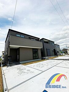 外観:駐車2台以上可能で、回遊動線のあるお住まい。 南西角地で開放的な明るい邸宅です。 小学校は徒歩9分と程近く親御さんも安心の立地となっております。 外観:駐車2台以上可能で、回遊動線のあるお住まい。 南西角地で開放的な明るい邸宅です。 小学校は徒歩9分と程近く親御さんも安心の立地となっております。