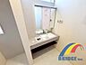 洗面：朝の身支度が快適な独立洗面台♪裏は収納になっており、お化粧道具もすっきり収納が出来ます！