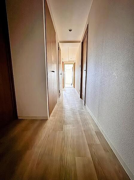全居室につながるダウンライトの付いた廊下