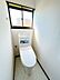 トイレ：【リフォーム完了】トイレは温水洗浄付便器に新品交換いたしました。天井・壁はクロス貼り換え、床はクッションフロアに張替えました。清潔感のあるトイレに仕上がりました。