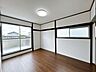 子供部屋：【リフォーム完了】2階の西側和室は6.75帖の洋室に間取り変更しました。床は永大産業製のフローリングに張替え、天井壁のクロスは張替えました。お子様のお部屋にいかがでしょうか。