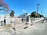 周辺：亘理町立亘理小学校まで約500m、徒歩約7分。交通量も少なく通学に便利な立地です、子育て環境が充実しております。