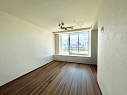 大きな窓の向こうに広がるシティビューが、日常に特別な景色を添えるリビング。洗練されたフローリングと相まって、ホテルライクな寛ぎを感じられる空間です。