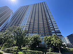 ガラスウォールの透明感とシャープなラインが織りなす、洗練されたシルエットが印象的なタワーレジデンス。