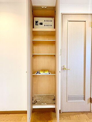 廊下にある収納...