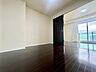 洋室：リビング横のお部屋は間仕切りドアなので生活に合わせてお部屋の広さを変えられます。