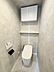 トイレ：スタイリッシュなタンクレストイレはフタの自動開閉やオート洗浄など高機能トイレを採用しました。