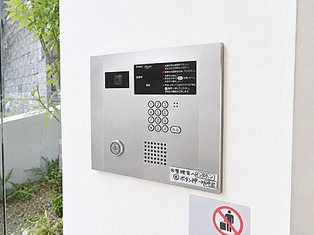 オートロック完備で、防犯面にも配慮されたマンションです。