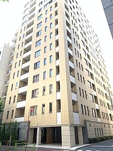 外観：銀座・築地エリアの街並みに映える、タイル貼りの端正で重厚感のある外観です。