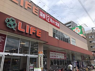 周辺：【スーパー】ライフ 大国町店まで379ｍ