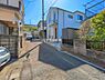 外観：前面道路を含めた現地写真です。